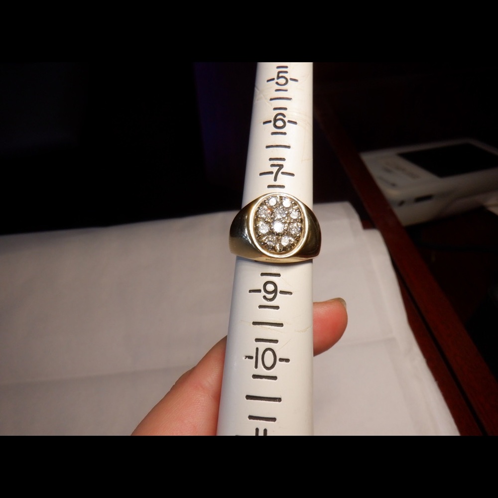 14k gold diamond ring .With .050 ct w diamond. - Picture 4 of 7